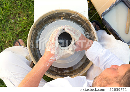 potter at work 22639751