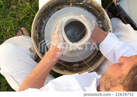 potter at work 22639752