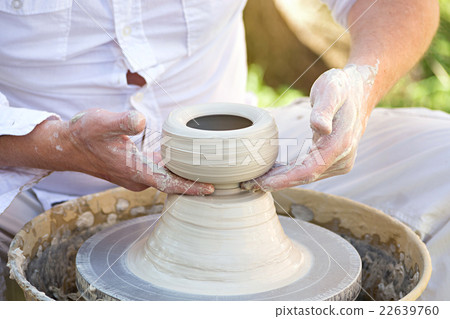 potter at work 22639760