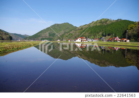 天空藍天清楚的春天satoyama春天稻水錶面 天空藍天清楚的春天satoyama春天稻水錶面 22641563