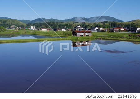 天空藍天晴朗的satoyama春天春天稻山 天空藍天晴朗的satoyama春天春天稻山 22641586