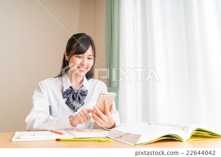 一邊聽音樂一邊學習的女學生 22644042