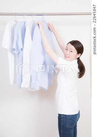 房間乾燥的女人 22645847