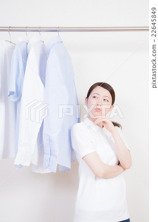 房間乾燥的女人 22645849