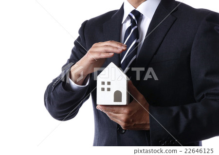 與房子模型的一個商人 與房子模型的一個商人 22646125
