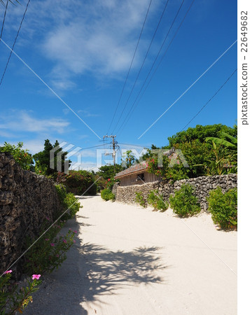 在沖繩的竹富島的珊瑚，珊瑚石牆，紅瓦屋頂的村莊的白沙路 22649682