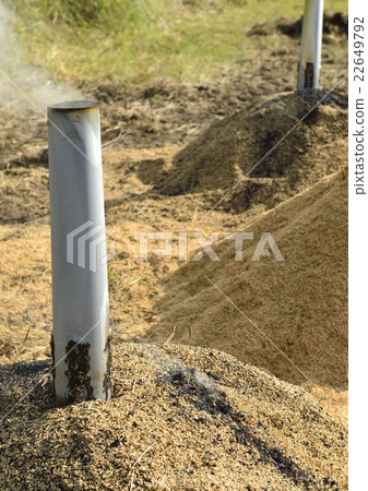 Making rice husk charcoal charcoal 22649792