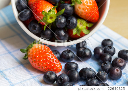 Fresh strawberries and blueberries 22650825