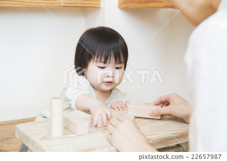 母親和孩子 22657987