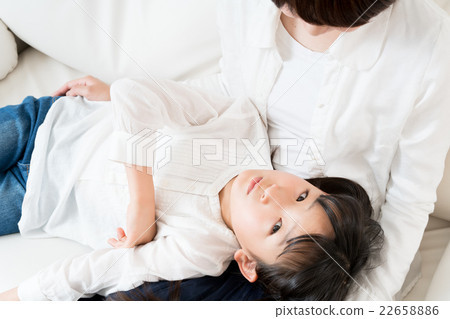 女孩與母親一起服用 22658886