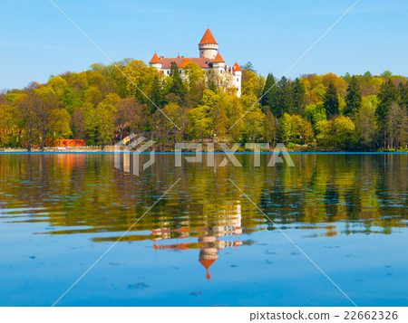 Chateau Konopiste reflecting in the water Chateau Konopiste reflecting in the water 22662326