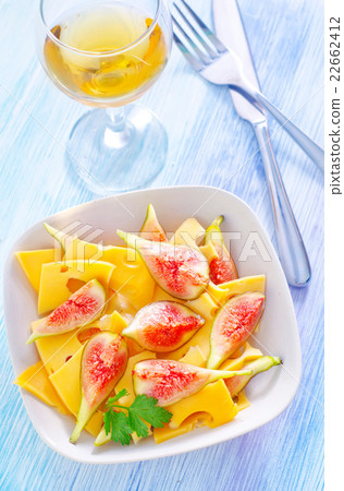 cheese with figs 22662412
