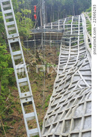 覆蓋懸崖的框架結構 22666293