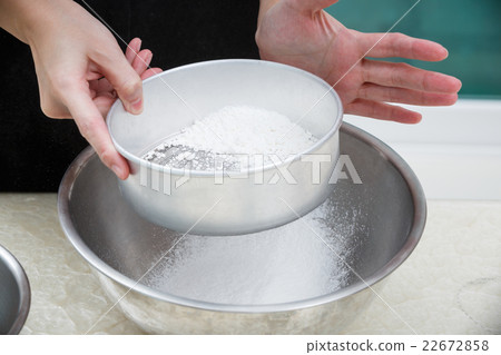 sifting flour 22672858