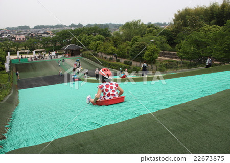 Grass sliding kids 22673875