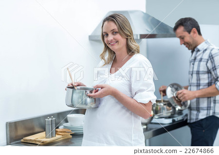 Man helping pregnant woman prepare food Man helping pregnant woman prepare food 22674866