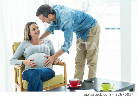 Man holding pregnant womans stomach 22676034