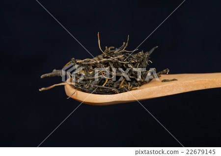 tea on wooden spoon 22679145