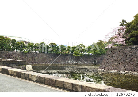 東京觀光指南·皇宮在朝鮮宮方向的月亮和櫻花的另一邊·橫向位置 22679279