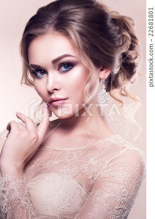 Beautiful bride with fashion wedding hairstyle - Beautiful bride with fashion wedding hairstyle - 22681801