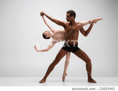 Couple of ballet dancers posing over gray 22685462