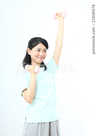 做啞鈴練習的女性 做啞鈴練習的女性 22686478