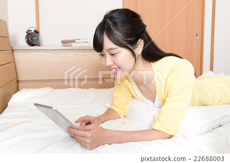 放鬆在屋子裡的婦女 放鬆在屋子裡的婦女 22688003