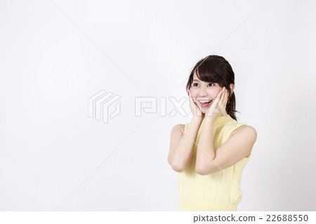 有表示的一個少婦喜歡驚奇和樂趣的組合用他的在他的面頰的手在白色背景前面 22688550