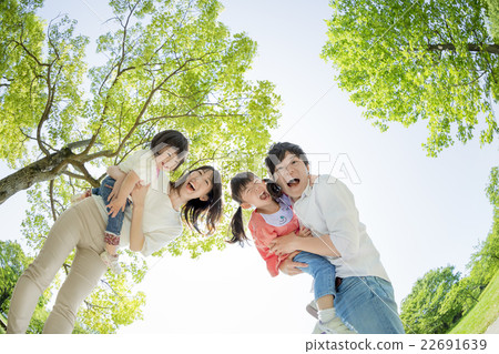 四個人在一個新鮮的綠色公園玩 四個人在一個新鮮的綠色公園玩 22691639