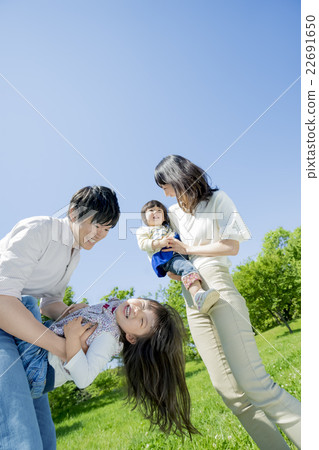 四個人在一個新鮮的綠色公園玩 四個人在一個新鮮的綠色公園玩 22691650