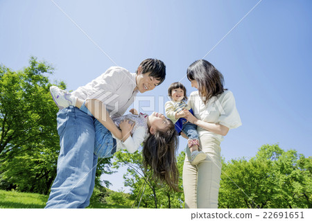 四個人在一個新鮮的綠色公園玩 22691651