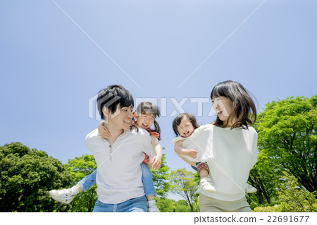 走在一個新鮮的綠色公園的四個人 22691677