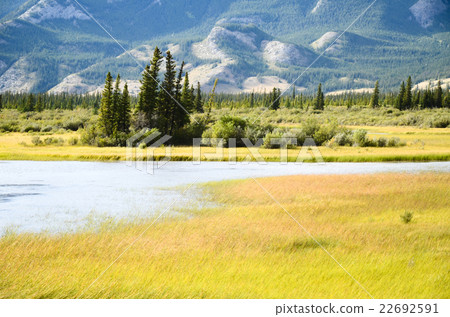 加拿大岩石碧玉秋天風景 22692591