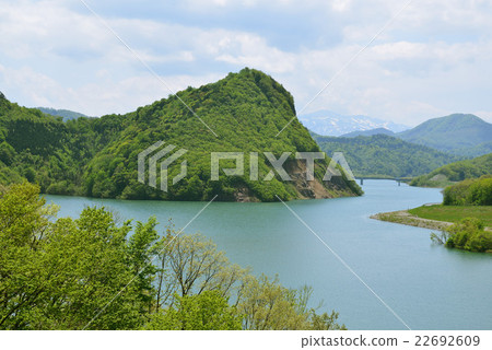 春天壩湖和山 22692609