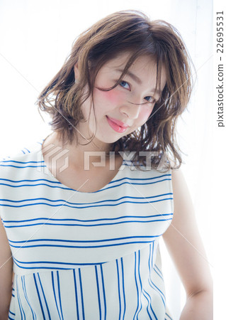 young woman      22695531