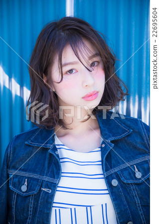 young woman      22695604