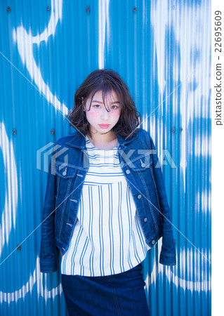 young woman      22695609