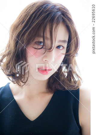 young woman      22695610