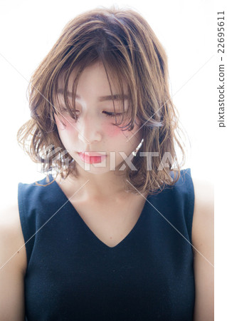 young woman      22695611