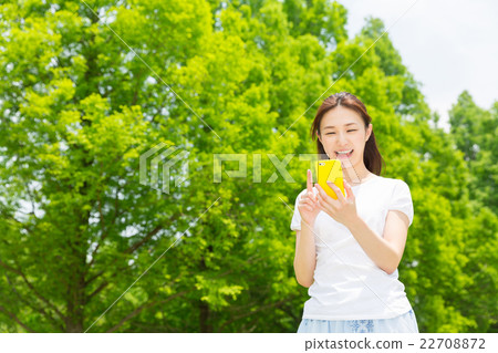 A woman watching a smartphone 22708872