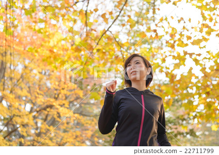 Women walking 22711799