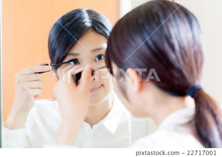 Woman painting mascara, mirror Woman painting mascara, mirror 22717001