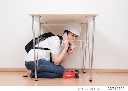 Evacuated women 22719531