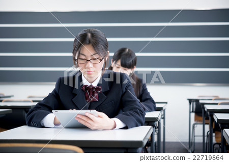 使用平板電腦上課的女子高中生 使用平板電腦上課的女子高中生 22719864