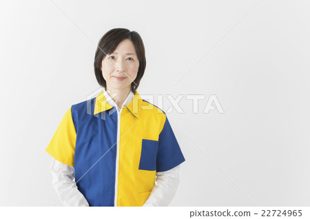 中間女性便利店工作人員 22724965