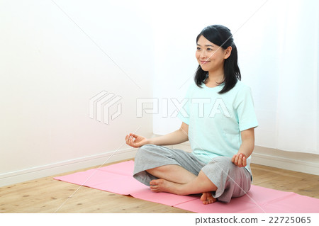 30多歲的女性練習瑜伽 30多歲的女性練習瑜伽 22725065
