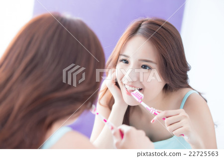 Smile woman brush teeth Smile woman brush teeth 22725563