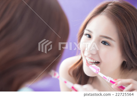 Smile woman brush teeth Smile woman brush teeth 22725564