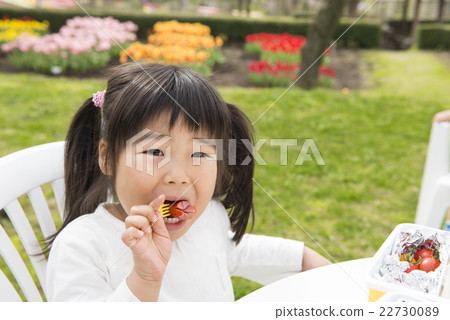 女孩在外面吃午飯 女孩在外面吃午飯 22730089