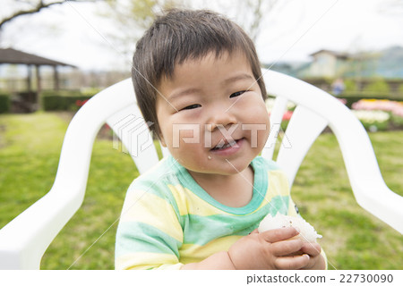 吃米飯糰的愉快的男孩 吃米飯糰的愉快的男孩 22730090